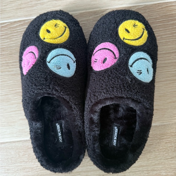 LAST CHANCE Brand New Joe Boxer Smiley Face Colorful Black Slippers - Picture 1 of 3